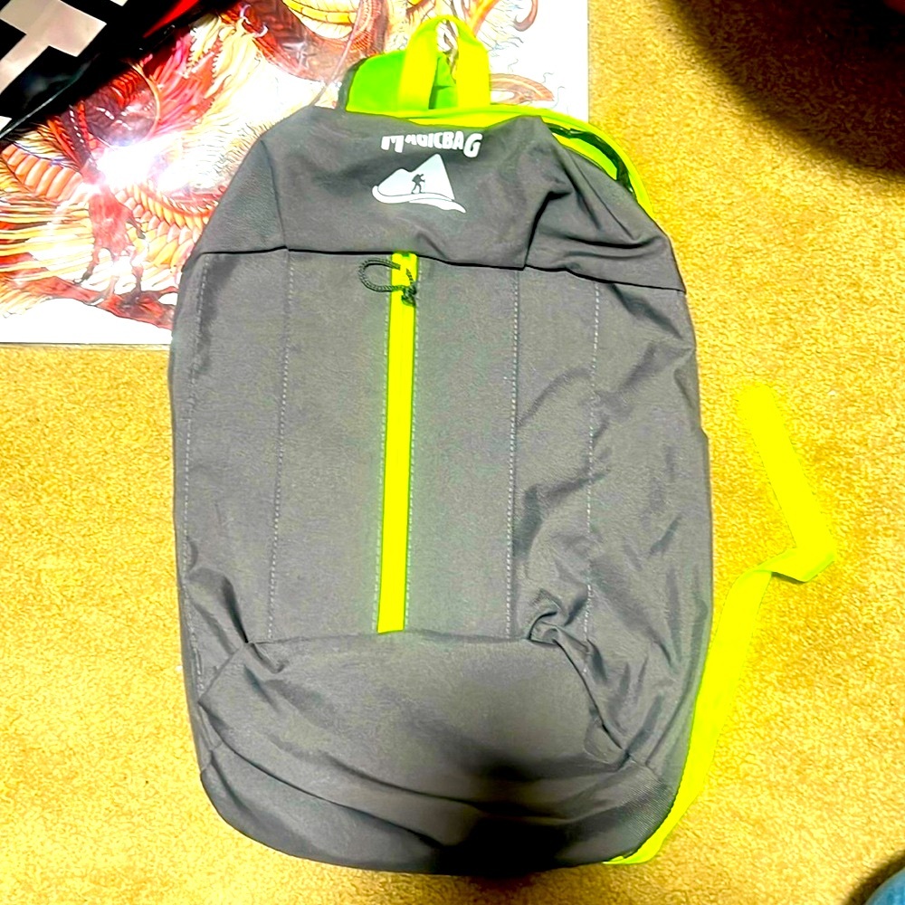 NWOT 💚🩶MACIGBAG BACKPACK 🩶💚